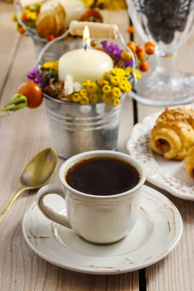Breakfast table: cup of coffee and buns with chocolate — Stock Photo, Image