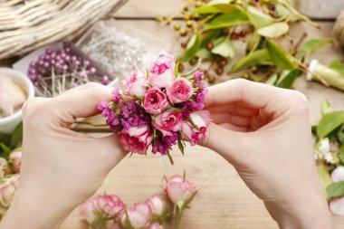 Adımları bilek çiçek yapma. İş yerinde çiçekçi.