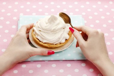 Pavlova pasta (beze yemeye kadın)