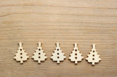 Ahşap ahşap masa üzerine Noel ağacı şekli yapılır