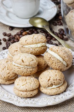 Fincan kahve ve Fransız kek yığını