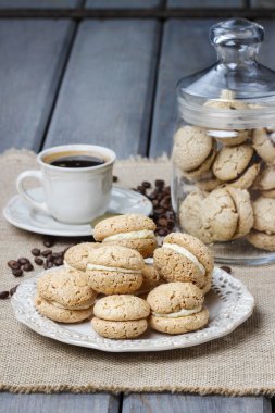 Fincan kahve ve Fransız kek yığını