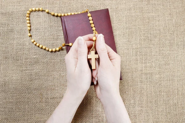 Femme tenant la Sainte Bible et chapelet en bois — Photo