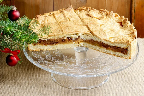 Apple pie in christmas setting. Cake on wooden table, — Stock Photo, Image