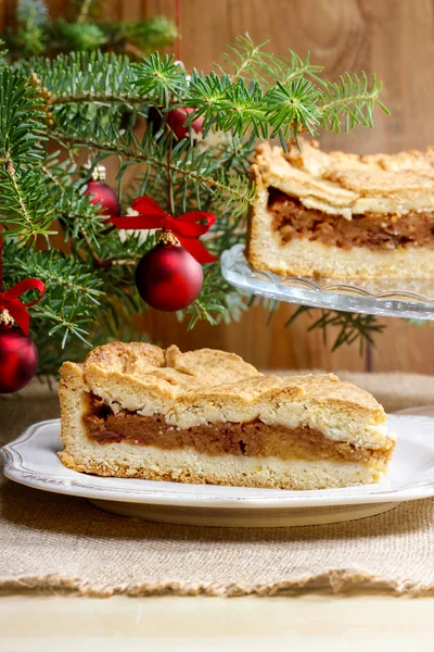 クリスマスの設定でアップルパイ。木製のテーブルにケーキ, — ストック写真