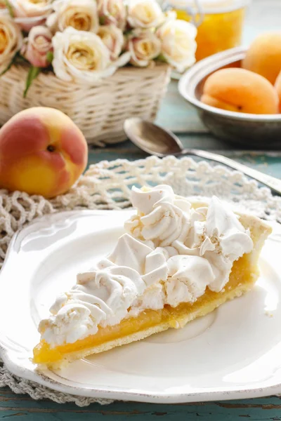 Torta di pesche con guarnizione di meringa — Foto Stock