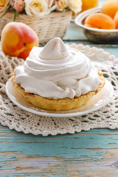 Pavlova-Kuchen gefüllt mit Pfirsichmarmelade, — Stockfoto