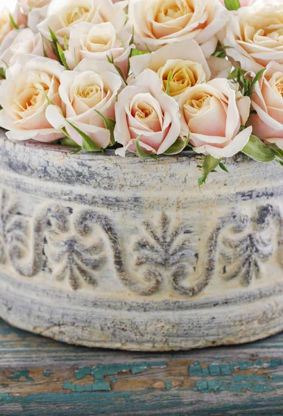 Boeket rozen in keramische pot — Stockfoto