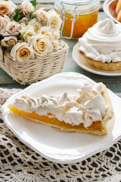 Peach pie with meringue topping — Stock Photo, Image