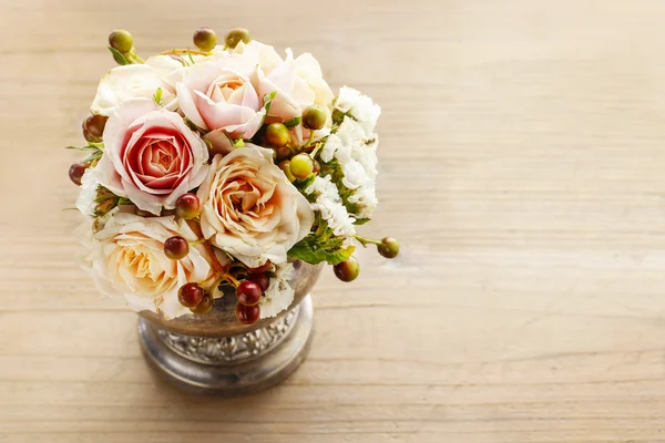 Bouquet di rose rosa pastello e pesca su sfondo di legno — Foto Stock