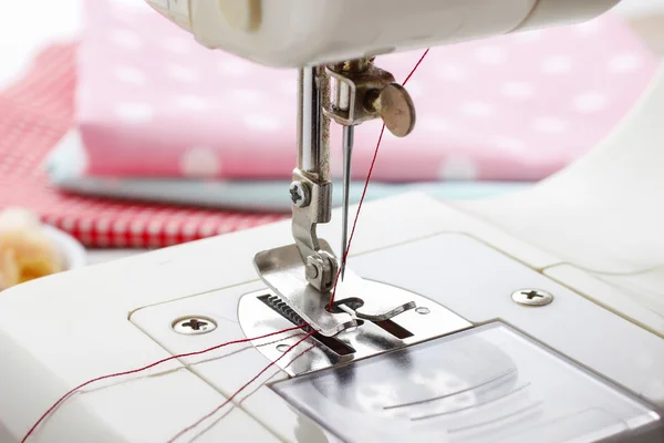 Швейные машины и аксессуары для одежды — стоковое фото