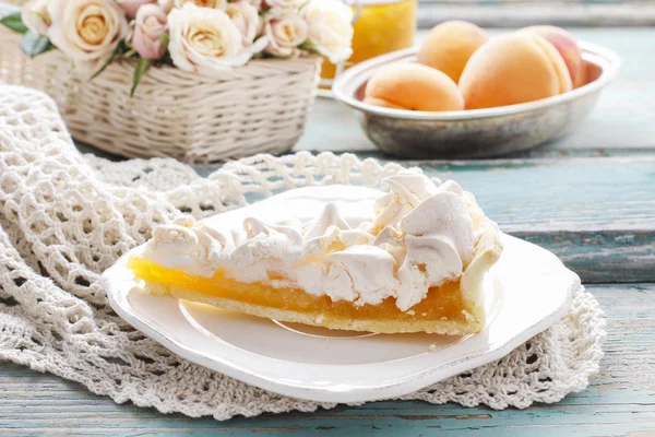 Peach cake with meringue topping — Stock Photo, Image