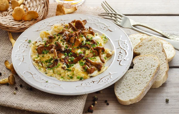 Traditional scrambled eggs with fresh chanterelle — Stock Photo, Image