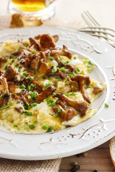 Traditional scrambled eggs with fresh chanterelle — Stock Photo, Image