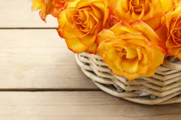 Korb mit orangefarbenen Rosen — Stockfoto