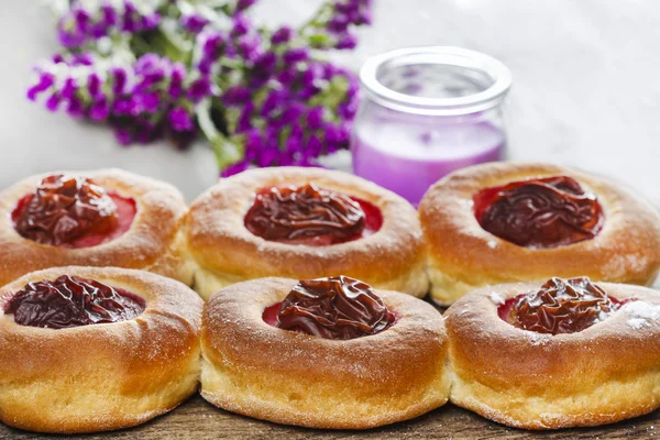 Ronde broodjes met pruim op houten tafel — Stockfoto