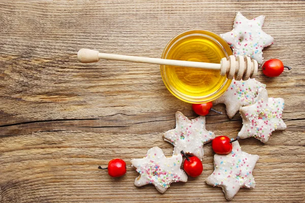 Lebkuchen und Honigschüssel auf Holztisch — Stockfoto