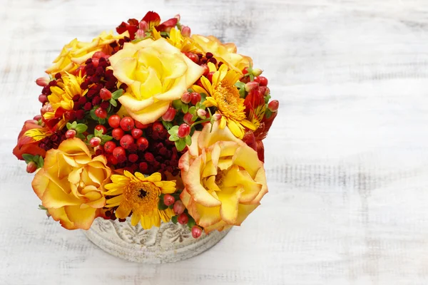 Ramillete de rosas naranjas y plantas otoñales en tejido cerámico vintage —  Fotos de Stock