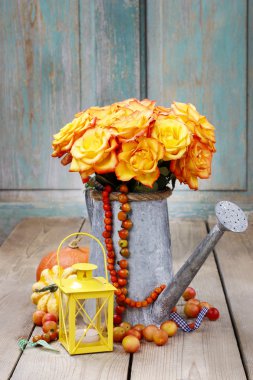 Gümüş sulama olabilir turuncu gül buketi