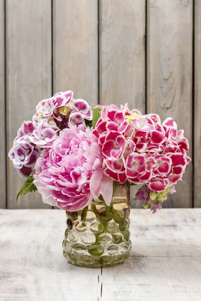 Bouquet aus Hortensien (Hortensie macrophylla) und Pfingstrosen — Stockfoto