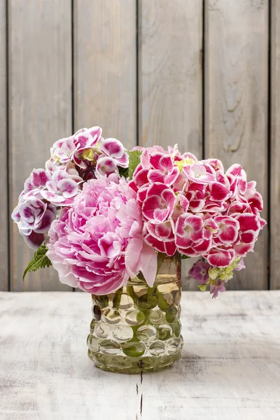 Bukiet hortensia (Hydrangea macrophylla) i kwiaty piwonii — Zdjęcie stockowe