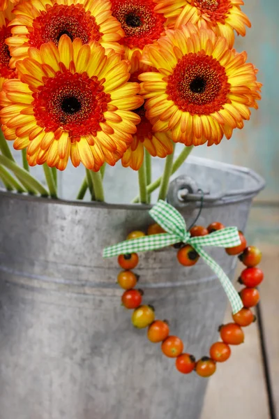 Strauß orangefarbener Gerbera-Gänseblümchen im silbernen Eimer — Stockfoto