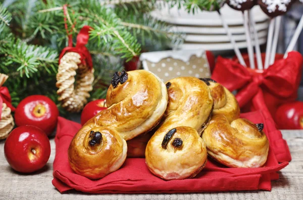 Traditional swedish buns in christmas setting. A saffron bun, — Stock Photo, Image