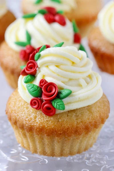 Hochzeitsempfang Cupcakes mit Zuckerwerk roten Rosen dekoriert — Stockfoto