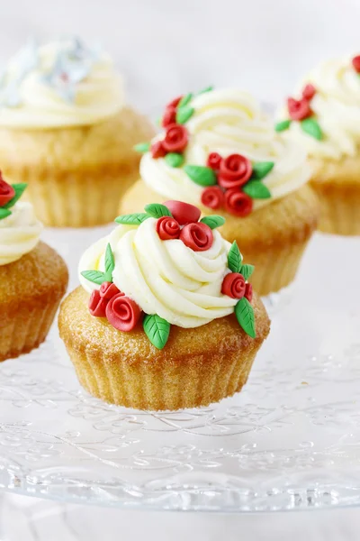 Hochzeitsempfang Cupcakes mit Zuckerwerk roten Rosen dekoriert — Stockfoto