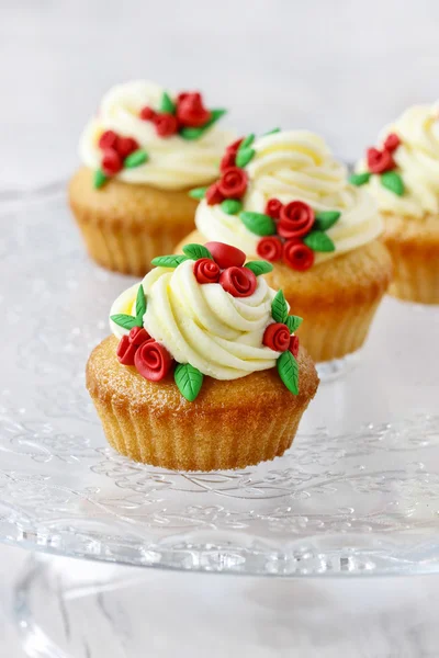 Häät vastaanotto cupcakes koristeltu sokerityöt punaisia ruusuja — kuvapankkivalokuva