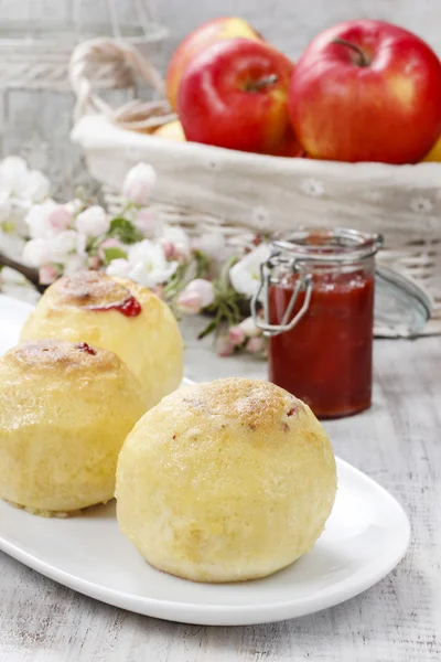 Bratäpfel gefüllt mit Marmelade — Stockfoto