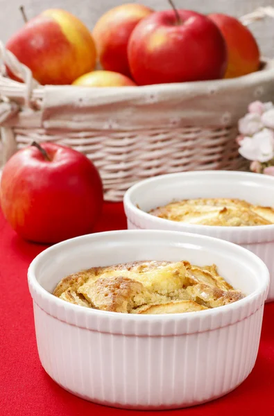 Яблучний пиріг у керамічній мисці — стокове фото