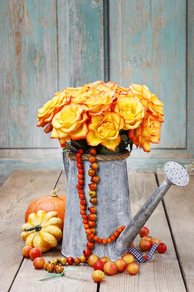Strauß orangefarbener Rosen in silberner Gießkanne — Stockfoto