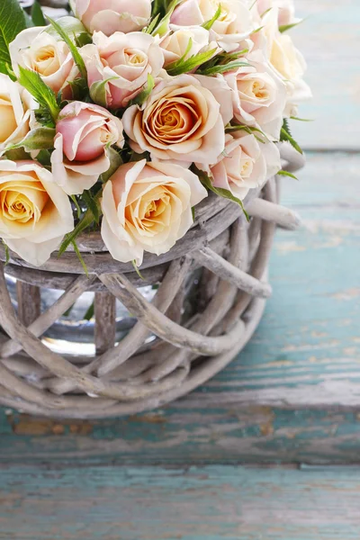 Buquê de rosas em cesta de vime — Fotografia de Stock