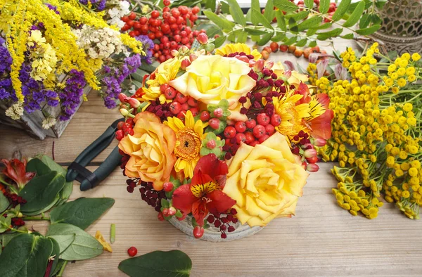 Bouquet of orange roses and autumn plants in vintage ceramic vas — Stock Photo, Image