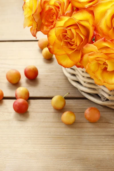 Korb mit orangefarbenen Rosen — Stockfoto