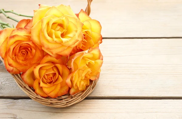 Korb mit orangefarbenen Rosen — Stockfoto