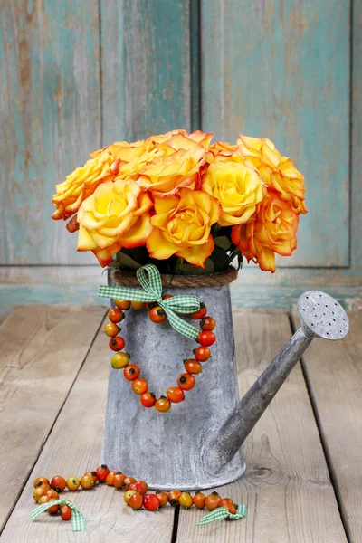 銀のじょうろでオレンジ色のバラの花束 — ストック写真