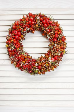 Tatil kapı çelenk kuşburnu, alıç ve rowan berry