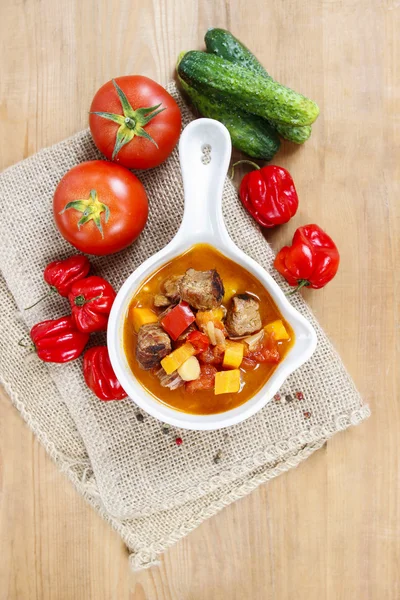 グヤーシュ スープと新鮮な野菜のボウル — ストック写真