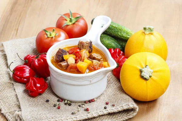 Bowl of goulash soup and fresh vegetables — Stock Photo, Image