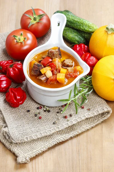 Schüssel Gulaschsuppe und frisches Gemüse — Stockfoto