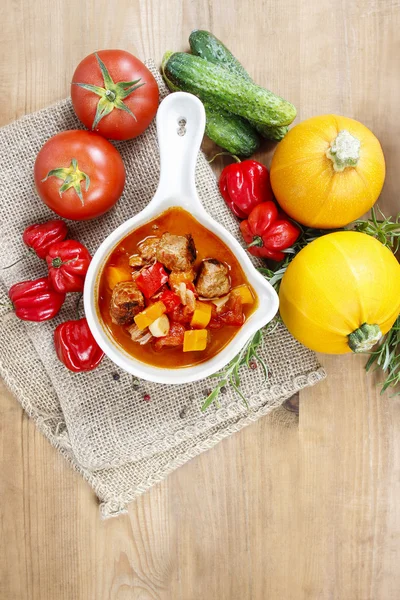 Cuenco de sopa de gulash y verduras frescas —  Fotos de Stock