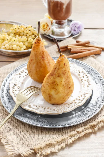 Pears with cinnamon — Stock Photo, Image