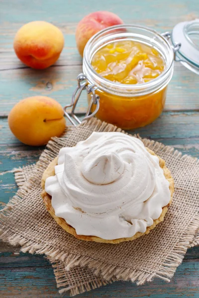 Pavlova-Kuchen gefüllt mit Pfirsichmarmelade — Stockfoto