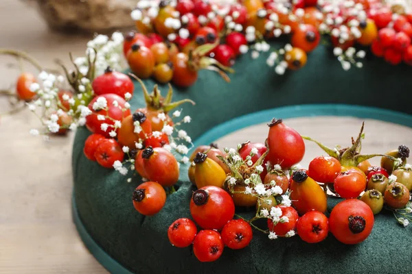 Floristería en el trabajo: pasos de hacer corona de la puerta —  Fotos de Stock