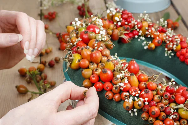 Florist at work: steps of making door wreath — Stock Photo, Image