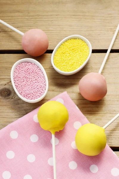 Yellow and pink cake pops — Stock Photo, Image