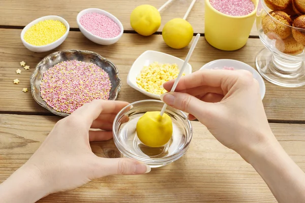 Decorating a cake pops — Stock Photo, Image