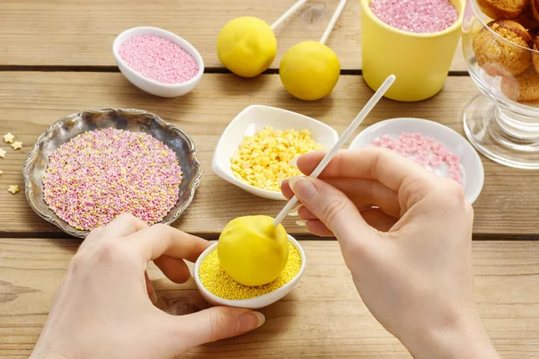 Decorating a cake pops — Stock Photo, Image